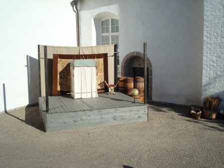 Sängklädsel och textila backdrops, tillverkade för pjäsen Blodbadet - en helt ny historia. Ronneby Folkteater. Scenografi Loa Miller.